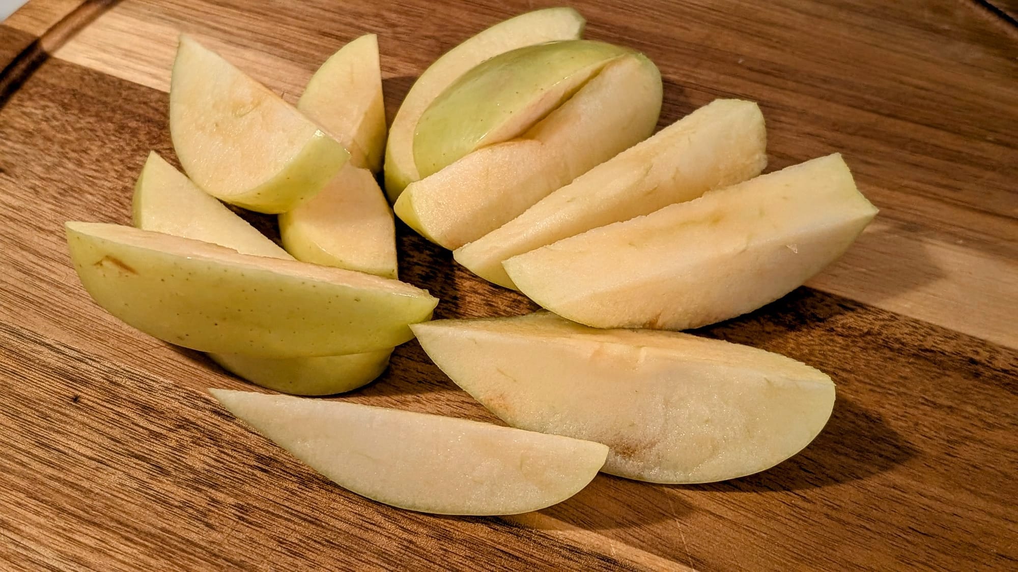 Cut slices of apple.